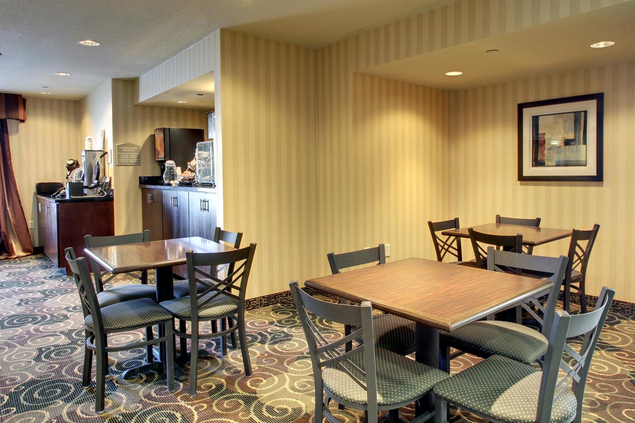 Cobblestone Inn & Suites - Carrington Exterior photo